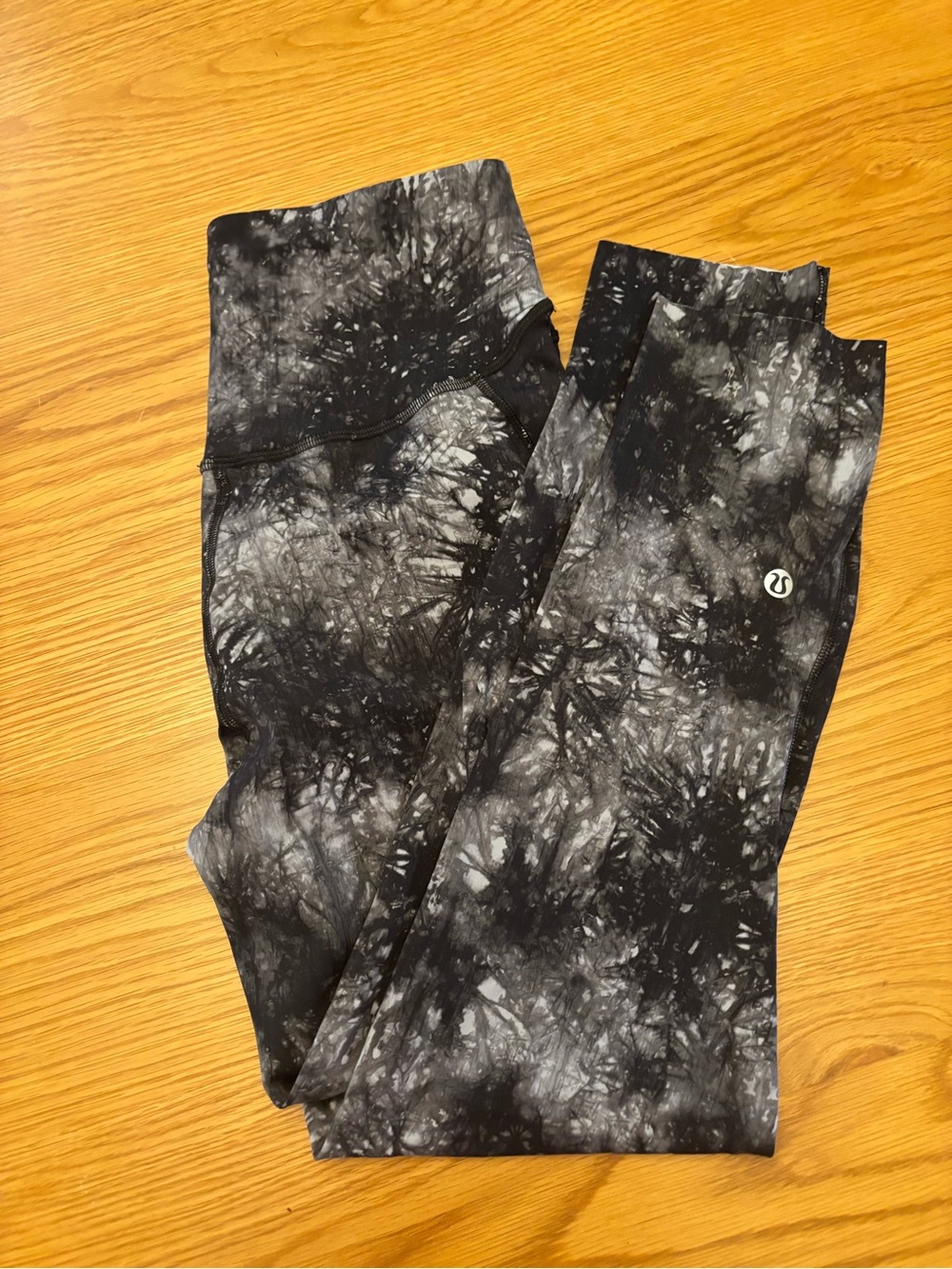Lululemon Base Pace sz 6 23 inch
